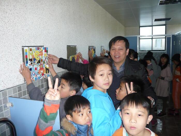 校長帶領本校五年級學生參與馬賽克拼貼畫黏貼情形