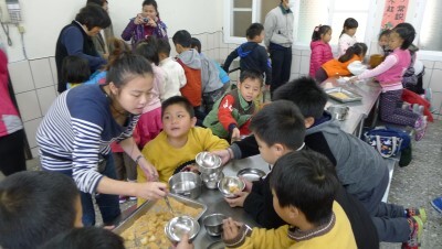 教師指導學生製作客家美食情形