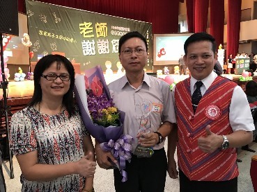 胡義晟主任服務滿三十年受到校長及翠花主任的祝賀